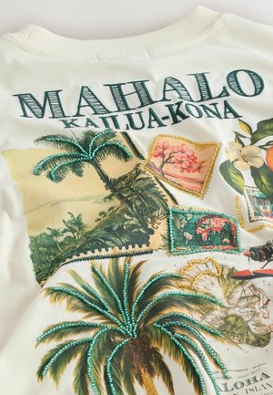 T-särk tekstiga „MAHALO KAILUA-KONA“, kaunistatud palmipuude, lillede ja postmargi motiividega, mõned on värviliste helmestega ääristatud.