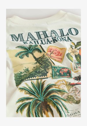 T-särk tekstiga „MAHALO KAILUA-KONA“, kaunistatud palmipuude, lillede ja postmargi motiividega, mõned on värviliste helmestega ääristatud.