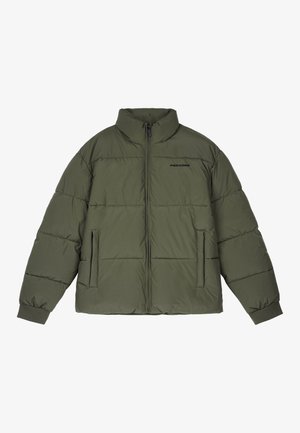 Giacca a vento verde oliva con colletto alto, chiusura frontale con zip e due tasche laterali. Presenta pannelli cuciti e polsini a costine per maggiore calore.