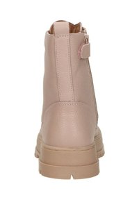 Roze leren enkelboot met een gestructureerde afwerking, zijrits en een gevoerde zool. Kenmerkt zich door een band met klittenbandsluiting aan de zijkant.