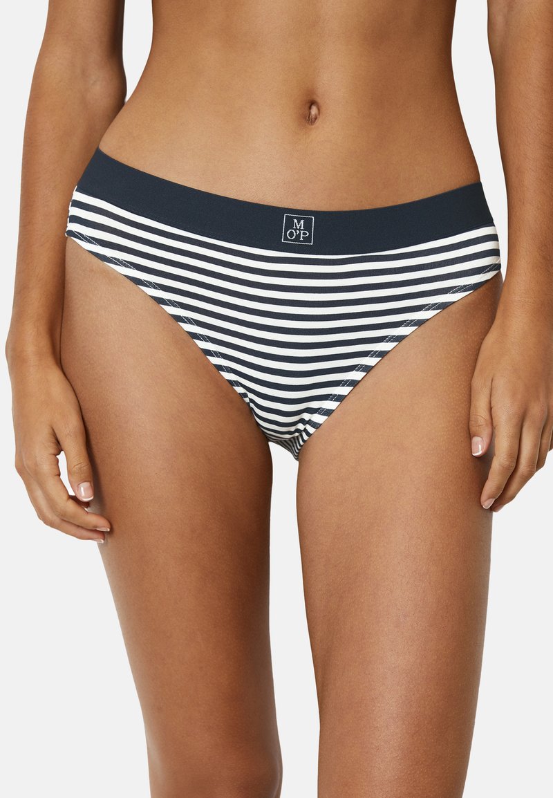 Culotte de bikini rayée avec une ceinture navy. Présente de fines rayures blanches et navy, une texture douce, et un petit logo de la marque à l'avant.