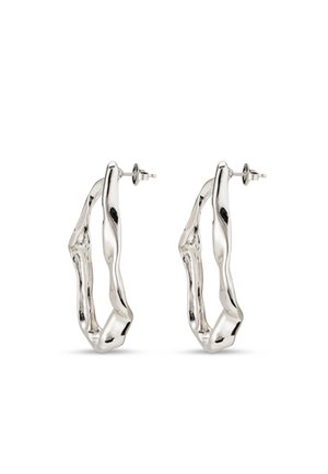Paire de boucles d'oreilles en forme de cerceau irrégulière en argent avec fermoirs à tige sur fond blanc.