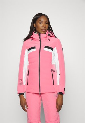 Veste de ski rose avec une capuche, panneaux blancs, accents noirs, poches zippées et un logo. Texture douce, design ajusté pour les sports d'hiver.