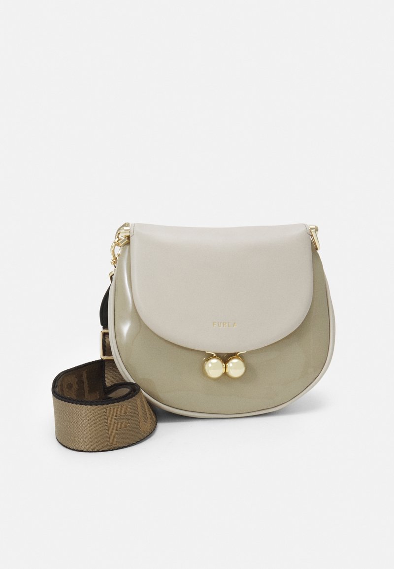 Sac à bandoulière de taille moyenne, bicolore en beige et vert olive avec finition brillante, quincaillerie dorée, et une sangle en tissu arborant un logo.