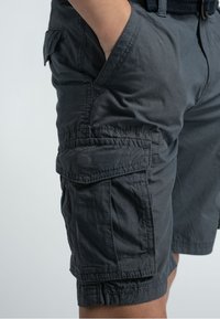 Tumma harmaat cargo-shortsit, jotka on valmistettu kevyestä kankaasta. Niissä on sivutaskuja, ommeltuja saumoja ja rento malli.