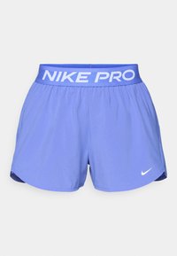 Αθλητικό σορτς Nike Pro σε ανοιχτό μωβ χρώμα με φαρδύ λευκό λάστιχο μέσης που φέρει το λογότυπο, με κλασική κοπή και ελαφρύ ύφασμα.