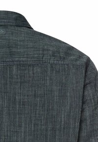 Achteraanzicht van een donkergrijs krijtstreephemd met verticale en horizontale fijne strepen en een omgeslagen kraag.