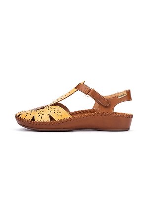 Sandalia cuña de cuero marrón con diseño floral amarillo perforado y correa ajustable sobre fondo blanco.