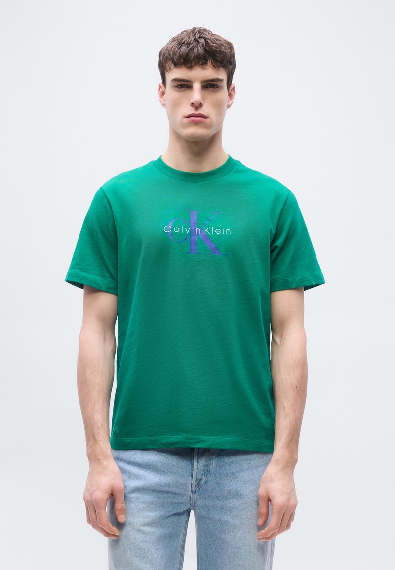 Calvin Klein Jeans HERO MONOLOGO TEE - Triko s potiskem - enchanted forest