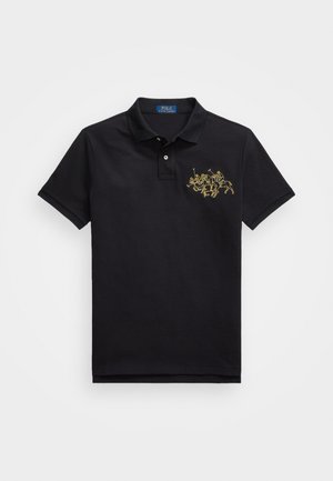 Svart polo skjorte laget av bomull, med en tre-knapps placket og en gul brodert logo av en polo spiller på venstre bryst.