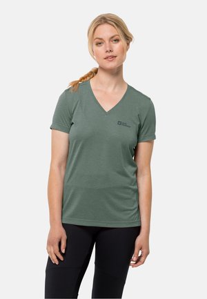 Groen T-shirt met korte mouwen en V-hals, gemaakt van zacht materiaal, met een klein zwart logo op de linkerborst en een relaxte pasvorm.