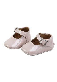Zapatos de bebé en color rosa patente con punta redondeada, correa en el tobillo y hebilla decorativa. Textura suave, forma simple y suela plana.