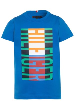 Korte mouwen blauw T-shirt van katoen, met een grote afbeelding met gedurfde letters in oranje, groen, zwart en blauw aan de voorkant.