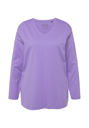 Camiseta de manga larga de V profundo en color lila claro, hecha de algodón suave. Presenta un ajuste relajado y una textura suave, con sencillos detalles de costura.