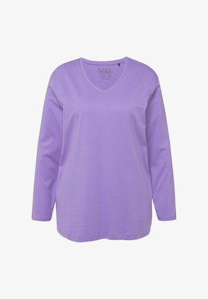 Helllila Langarm-V-Ausschnitt-T-Shirt aus weicher Baumwolle. Es hat eine lässige Passform und eine glatte Textur, mit einfachen Nähdetails.