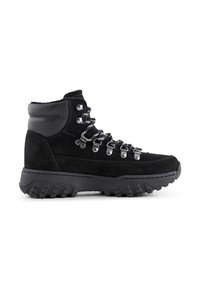 Botas de senderismo de ante negro con un diseño de caña alta. Presentan cordones metálicos, suela de goma gruesa y acentos texturizados en contraste.