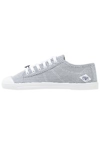 Sneaker in tela a righe blu e bianche con suole e lacci bianchi, con un logo in un accento circolare sul tallone.