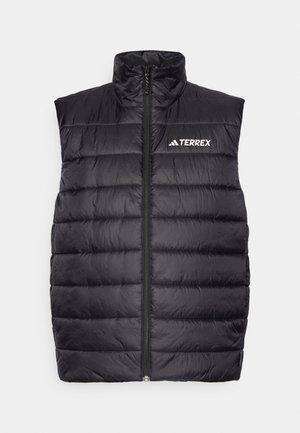 Svart puffer vest med høy krage, horisontal quiltet mønster, glidelås foran, og hvit "TERREX" logo på venstre bryst. Lettvektig materiale.