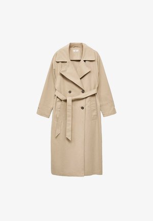 Bež dug trenci kaput sa širokim reverima, dvostrukim dugmadi, pojasom u struku i bočnim džepovima, prikazan na bijeloj pozadini.