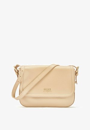 Beżowa skórzana torba na ramię z teksturowanym wykończeniem, złotymi akcentami, regulowanym paskiem i zapięciem na klapę.