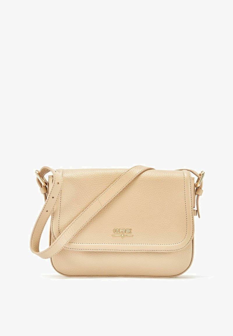 Beżowa skórzana torba na ramię z teksturowanym wykończeniem, złotymi akcentami, regulowanym paskiem i zapięciem na klapę.