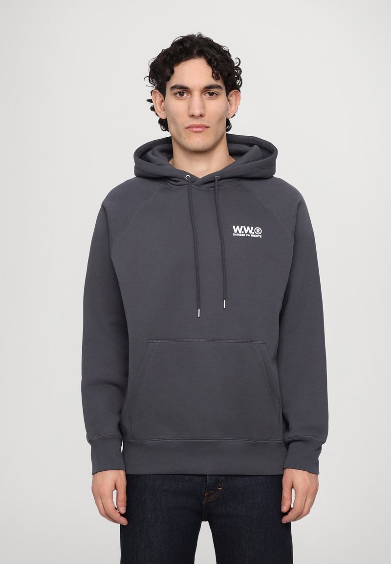 Donkergrijze hoodie van zacht materiaal, met een voorkantzak, raglanmouwen en witte logodetails op de borst.