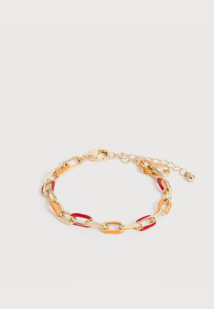 Bracciale a catena in oro con maglie alternate rosse e arancioni e un piccolo ciondolo rotondo vicino alla chiusura su sfondo bianco.