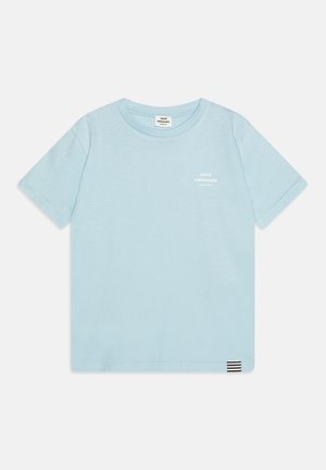 Jasnoniebieska, krótkiego rękawa koszulka z miękkiego materiału, z małym białym logo na klatce piersiowej oraz paskowanym akcentem na brzegu.