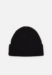 Berretto nero a maglia con texture a coste, dotato di risvolto per una vestibilità regolabile. Realizzato in un tessuto morbido e flessibile.