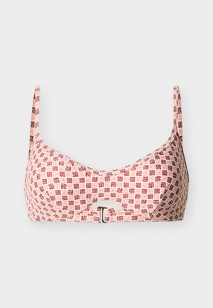 Haut de bikini à fines bretelles, encolure carrée, détail découpé sous le centre avant, avec un motif géométrique de carrés rose, orange et bordeaux.