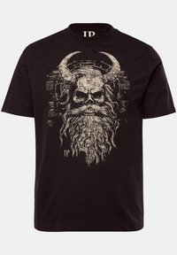 Camiseta de algodón negra con un gran gráfico detallado en un color claro de una calavera cornuda con barba, sobre un fondo sólido.