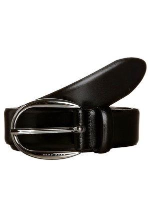 Ceinture en cuir noir roulée avec une boucle ovale en argent poli et une boucle près de la boucle.