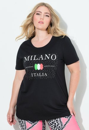 T-shirt noire avec "MILANO" en texte blanc, ornée d'un motif à pois et d'un graphique du drapeau italien. Manches courtes, coupe décontractée.