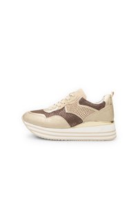 Vaahto-sneakerit, joissa on beigen ja ruskean sävyjä, teksturoitu päällinen, rei'itetty malli ja metalliset yksityiskohdat. Paksu valkoinen pohja, jossa on raidallista yksityiskohtaa.