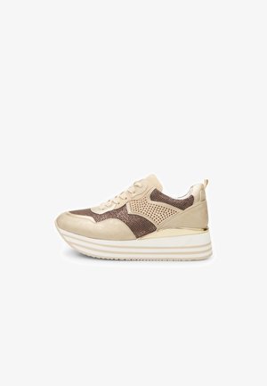 Sneaker beige e marrone con tomaia testurizzata, design perforato e dettagli metallici. Suola spessa bianca con dettagli a righe.