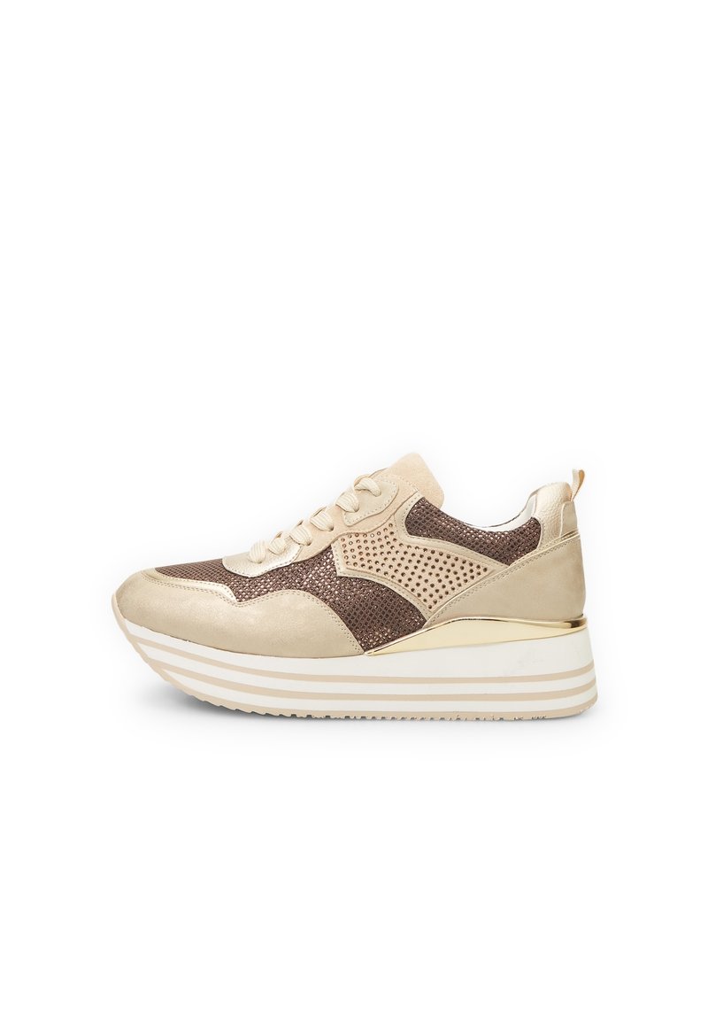 Vaahto-sneakerit, joissa on beigen ja ruskean sävyjä, teksturoitu päällinen, rei'itetty malli ja metalliset yksityiskohdat. Paksu valkoinen pohja, jossa on raidallista yksityiskohtaa.