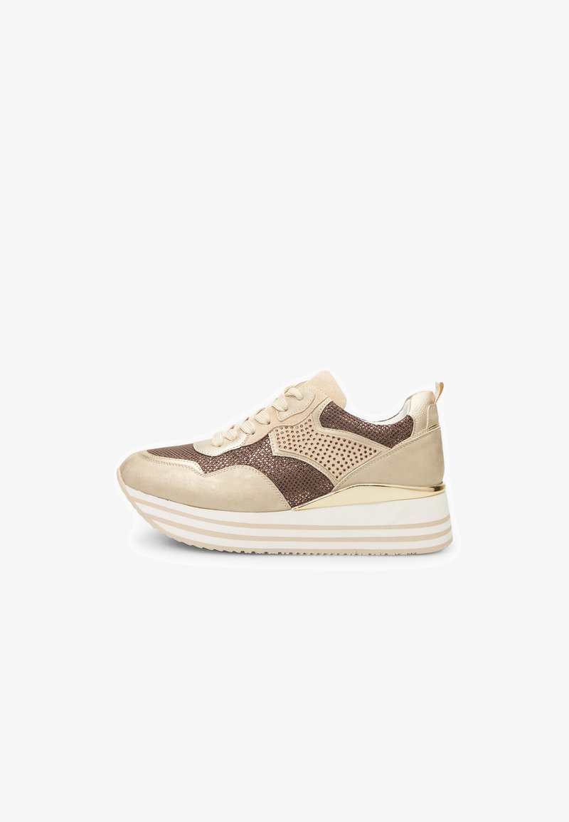 Vaahto-sneakerit, joissa on beigen ja ruskean sävyjä, teksturoitu päällinen, rei'itetty malli ja metalliset yksityiskohdat. Paksu valkoinen pohja, jossa on raidallista yksityiskohtaa.