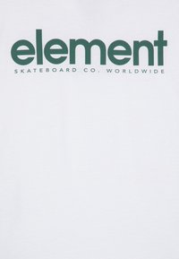 Hvit T-skjorte med stor grønn tekst: "element" øverst, og "SKATEBOARD CO. WORLDWIDE" under i mindre skrift. Myk bomullsmateriale.