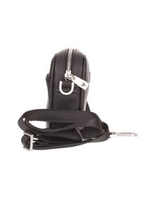Sort læder crossbody taske med lynlåslukning, fladt design og aftagelig rem. Har sølvhardware og en glat tekstur.