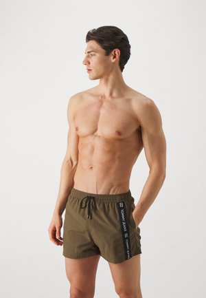 Pantaloni da bagno kaki con vita elastica, coulisse e branding verticale bianco sul lato. Tessuto liscio e leggero.