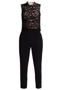 Top sin mangas de encaje negro con bordes festoneados, combinado con pantalones ajustados negros, creando un diseño elegante de mono de largo completo.