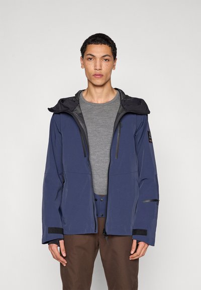 Marineblaue wasserdichte Jacke mit Reißverschluss vorne, verstellbarer Kapuze und schwarzen Akzenten. Verfügt über elastische Bündchen und Seitentaschen für mehr Funktionalität.