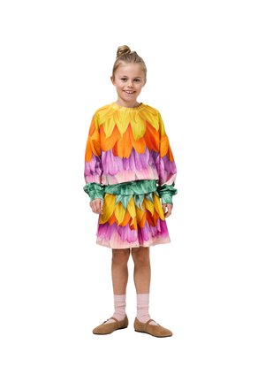 Barevné šaty s květinovým potiskem v odstínech žluté, oranžové, růžové a zelené. Dlouhé rukávy se staženými manžetami. Měkká látka.