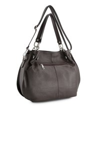 Brązowa skórzana torebka o teksturowanej powierzchni, z dwoma paskami na ramię i zamykaną na zamek kieszenią z przodu. Akcenty w kolorze srebrnym.