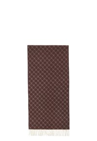 Bruine rechthoekige sjaal met een licht herhalend geometrisch patroon en witte franjes langs de onderrand, plat gelegd op een witte achtergrond.