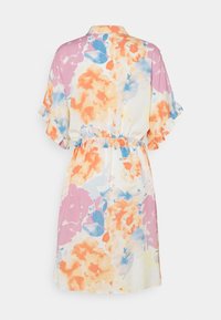 Blumenkleid mit rüschigen kurzen Ärmeln, Taillenbund und einem bunten abstrakten Muster in pastellfarbenen Tönen von Orange, Pink und Blau.