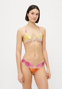 Množično obarvan bikini z vzorcem tie-dye, v rdeči, roza in oranžni barvi. Modrček z žico in tankimi naramnicami ter nizkim pasom. Gladka tekstura.