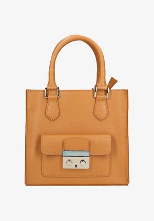 Sac à main en cuir camel avec double poignée, poche avant et détail de fermeture à boucle argentée sur fond blanc.