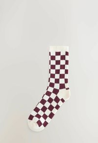Calzino a scacchi color bordeaux e crema con polsino a coste. Presenta un motivo lavorato a maglia con quadrati alternati. Tessuto morbido al tatto.