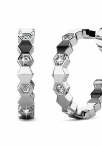 Orecchini a cerchio argentati con un design esagonale, caratterizzati da gemme trasparenti alternate incastonate all'interno degli esagoni, con una finitura lucida.